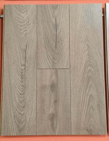 Ağac naxışlı döşəmə örtüyü – laminat panel - Rəng/ton: açıq boz-bej