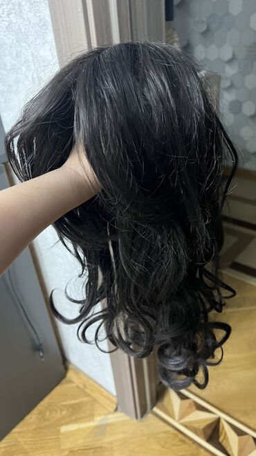 Təbii saçlar, pariklər: Salon malları toplu. 2 ədəd şinyon, 1 ədəd parik, 2 ədəd broşkalı saç — 8