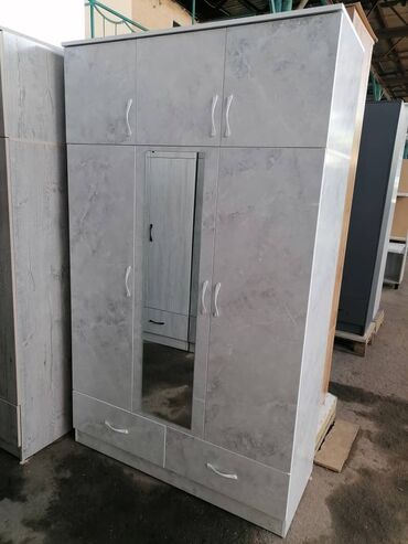 Шифоньеры: Шкаф трёх дверные. высота 2,15 Ширина 1,30 глубина 52 Цена 12500 — 19