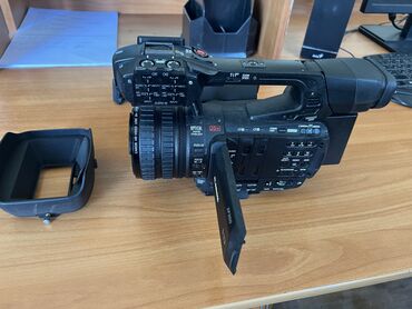 шикарная сумка: Продаю профессиональную видеокамеру Canon XF 200 с сумкой