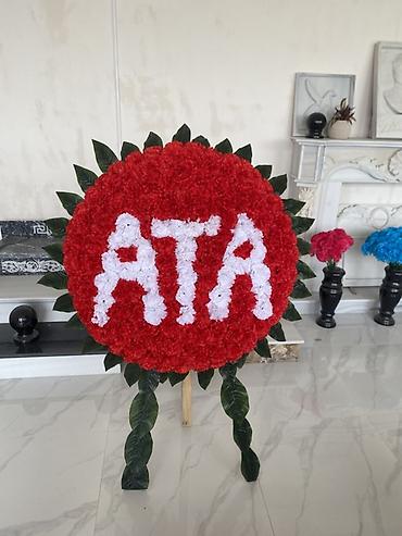 ata ad günü tortu: Süni güllərdən hazırlanmış yas çələngi – “ATA” yazılı. *** — 2