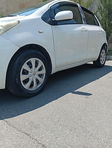 yaris masini: Toyota Yaris hatchback (ağ rəng). Şəhər içi üçün sərfəli və rahat — 2