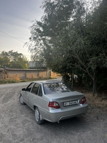 шины на спринтер сешка: Седан Daewoo Nexia серебристого цвета, представленный на снимке