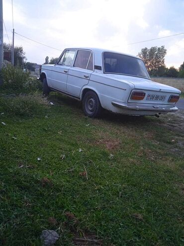 Ağ rəngli Lada sedan avtomobili. Klassik dizaynlı bu dördqapılı