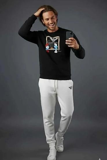 Duksevi: Muški duks sa printom – kolekcija sa Štrumpfovima Oni 5300 - Model — 4