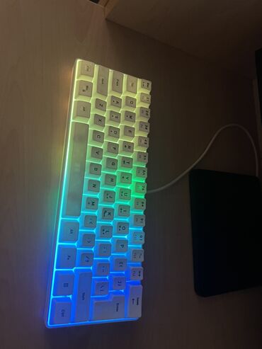 Noutbuklar üçün örtük və çantalar: Rgb klaviatura tezedir çox qeşeydir ve rahatdır çox işığ növü var her