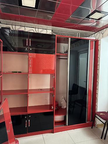 Оборудование для магазинов: Məhsul: Qırmızı-qara vitrin və sürgülü qapılı dolab dəsti Təsvir: - — 2