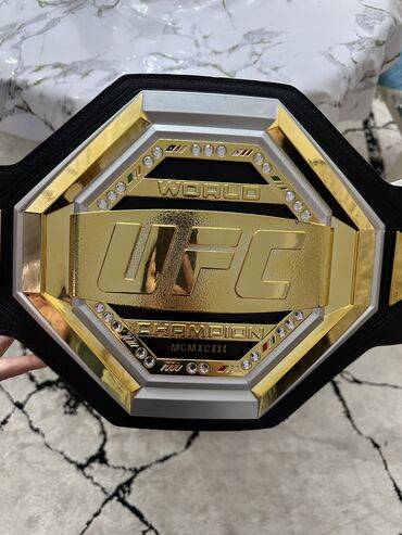 Пояс чемпиона UFC, выполненный из черной кожи с золотыми и серебряными