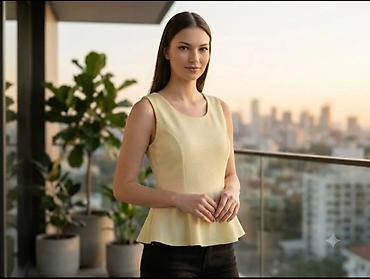 Ženska bezrukavna bluza u nežno žutoj boji, peplum kroja. - Okrugli na lalafo.rs Ženska bezrukavna bluza u nežno žutoj boji, peplum kroja. - Okrugli