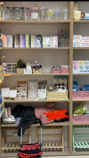 педикюрный трон: Срочно продаю стеллаж для книг, подходит для бизнеса, поставить обувь