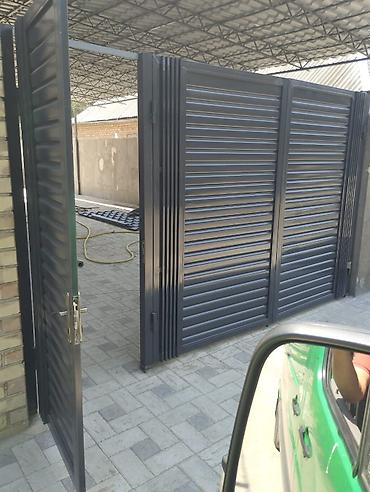 Распашные ворота: Металлические ворота с декоративными панелями .Ферма и навесом любой — 48