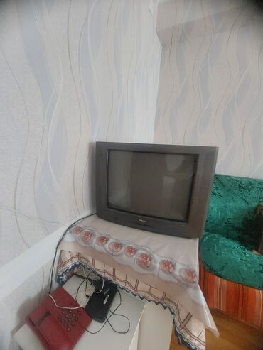 Televizorlar: Köhnə, lakin işlək vəziyyətdə olan televizor. Evdə və ya bağ evində