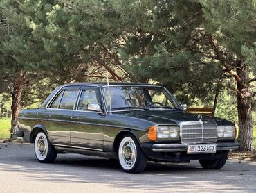 машина саната: Mercedes-Benz в кузове седан, окрашенный в темно-зеленый цвет. Этот