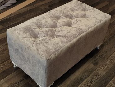 Пуфики: Элегантная банкетка прямоугольной формы, обтянутая мягкой тканью — 11