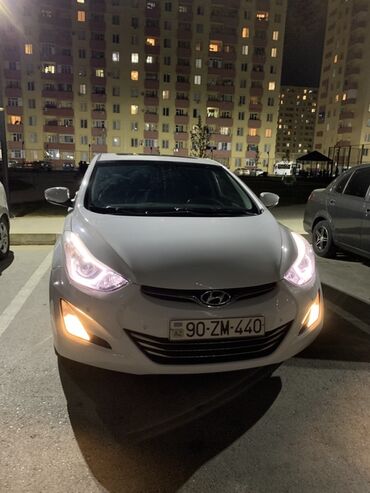duman fara: Ağ rəngdə Hyundai markalı sedan avtomobil. Avtomobilin ön hissəsində