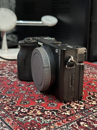 Mətbəx texnikası: Qara rəngli "Sony Alpha" rəqəmsal fotoaparatı fotoqrafiya həvəskarları