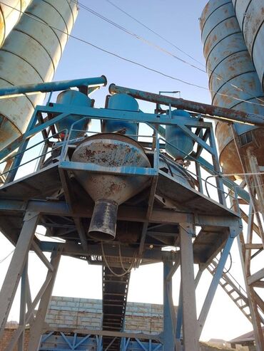 Beton qarışdıranlar: Hazır işlək vəziyyətdə beton zavod satılır. Saatda 250 kub beton — 10