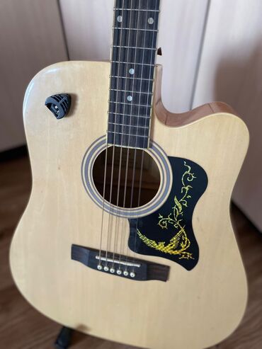 гитары ремонт: Продаю гитару акустика с подставкой и чехлом только пишите