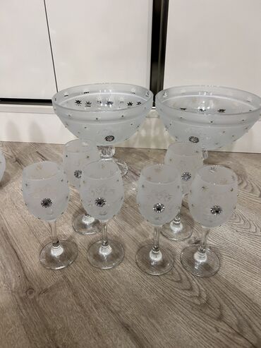 Digər içki üçün qablar: Bokal dəsti. Yenidir. 6 bokal, 1 vaza, 2 mürəbbə qabı, 1 grafin, 2 — 14