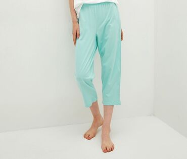 lc waikiki kurtkalar: KAPRİ (şortik) satılır.Ölçü 2XL.Beli reyzinlidir. MATERİAL 100%