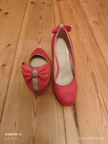 Tuflilər: Qadın ayaqqabıları – 2 cüt 1) Qırmızı klassik tufli - Material: zamşa — 2