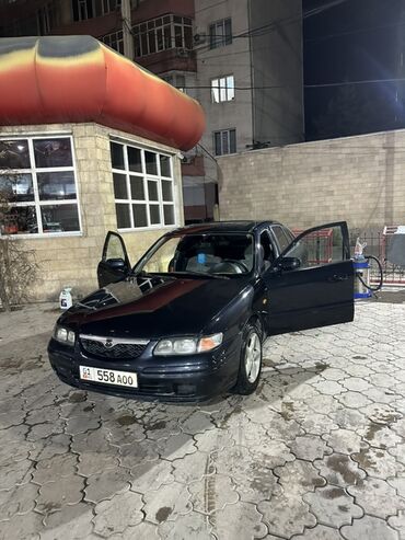 форд мазда: Седан Mazda темно-синего цвета с четырехдверным кузовом