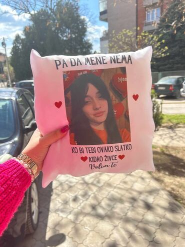 svečane haljine slike: Jastuk kocka
1600 din
Sliku i tekst bira kupac. Ik