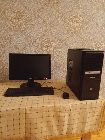islenmis monitorlar: Masaüstü kompüter dəsti, qara rəngli monitor, klaviatura və siçan ilə