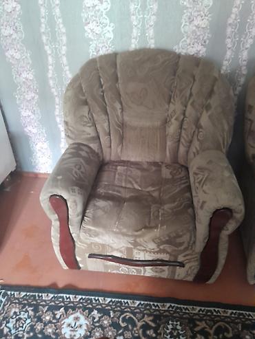 Divanlar: Divan kreslo satılır vəziyyəti qənaətbəxşdir. Bir divan iki kreslo — 2