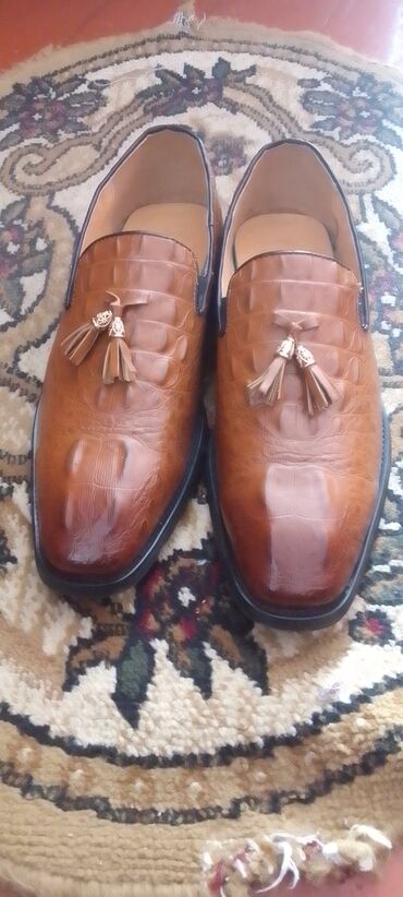 təbii kişi dublyonkaları: Kişilər üçün klassik loaferlər. Ayaqqabılar açıq qəhvəyi rəngdədir və