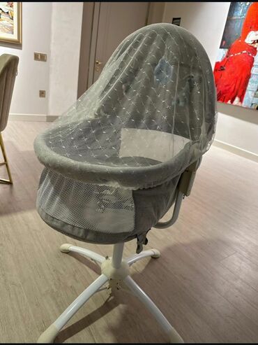 Игрушки: Chicco elektron bewik 90 azn tecili satilir hem bewik hem yemek masasi
