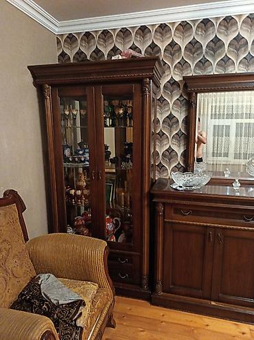 yataq cərcivəsi: Qonaq otağı mebel dəsti Klassik üslubda, ağac fakturalı zəngin — 3