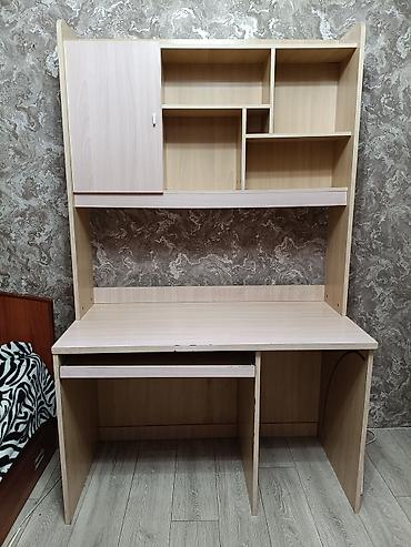 study table: Компьютерный/письменный стол со стеллажом - Материал: ЛДСП светлого — 1