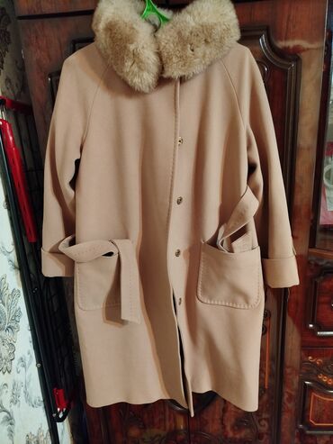 весенняя куртка размер м: Пальто