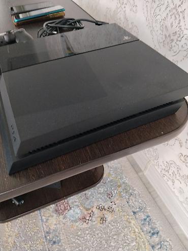 PS4 (Sony PlayStation 4): PlayStation 4 (оригинальная модель, черная) Комплектация: - Консоль — 2