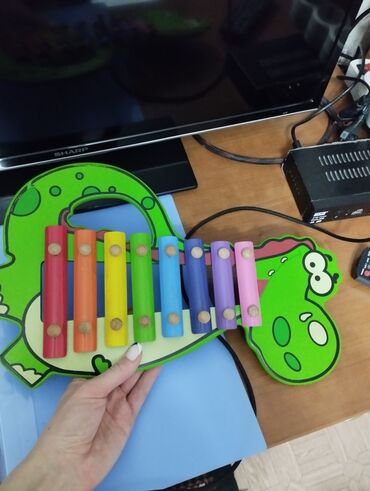 комплект детский: Металлофон, палочки в комплекте. на голубой клавише нет проставки