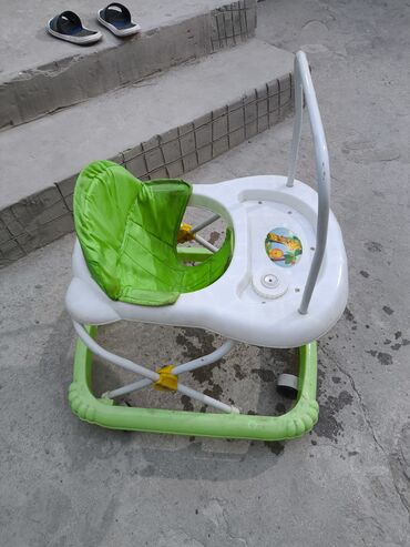 uşaq üçün gəlinliklər: Yaşıl rəngli, tənzimlənən hündürlüyə malik körpə gəzdirici. Bu