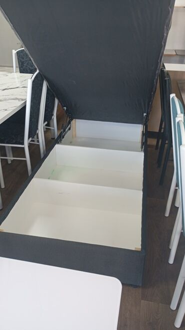 Односпальные кровати: Представлена кровать с мягким изголовьем, выполненная в сером цвете — 17