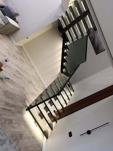 Деревянные лестницы: Деревянная лестница Для дома, Бесплатная консультация, Вид дерева: Грецский орех, Стиль: Хайтек — 27