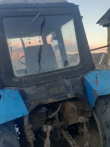 Traktorlar: Mavi-qara kabinəli kənd təsərrüfatı traktoru. Xüsusiyyətlər: - — 1