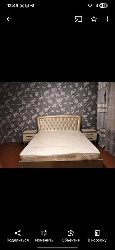 размеры прикроватных тумбочек в спальню: Элегантная двуспальная кровать с высоким изголовьем. Изголовье имеет