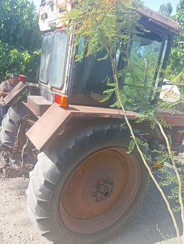yer sumlayan traktor: Traktor kənd təsərrüfatı işləri üçün nəzərdə tutulub. Kabinə ilə