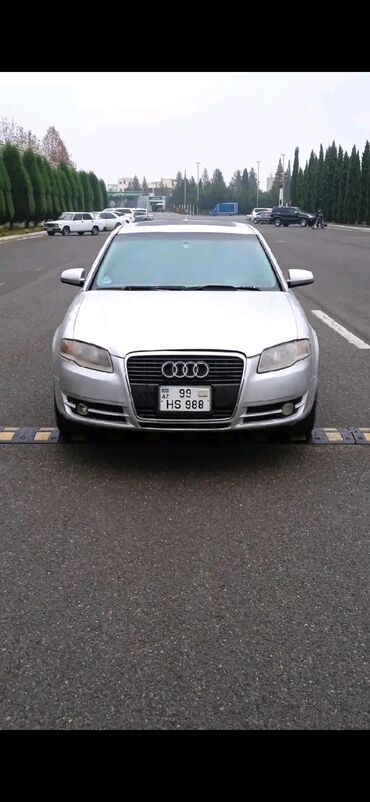 audi tt: Gümüşü rəngdə olan Audi A4 sedanı. Bu avtomobil, şəhər daxilində rahat