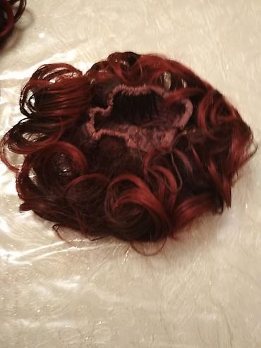 Другие головные уборы: 1. парик, пряди снизу черного цвета, сверху малинового цвета, челка и — 22