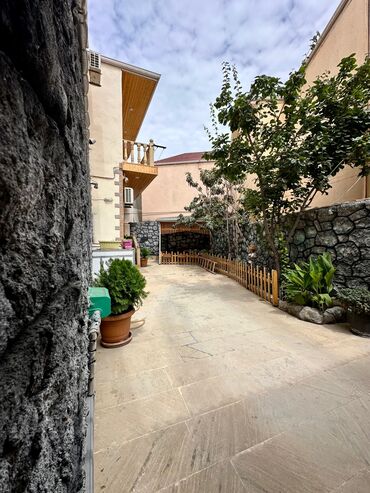 qazax ev: TECILI SATILIR. Xirdalanda Narinci Marketin arxasi yola yaxin, 2