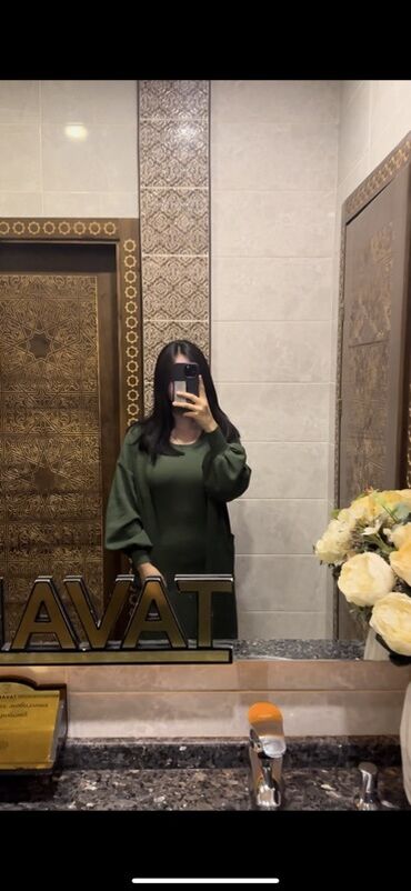 полу пальто: Стильный женский комплект из трикотажа в насыщенном тёмно‑зелёном