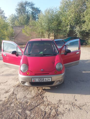 авто реф: Красный хэтчбек Daewoo Matiz с пятью дверями, компактный и