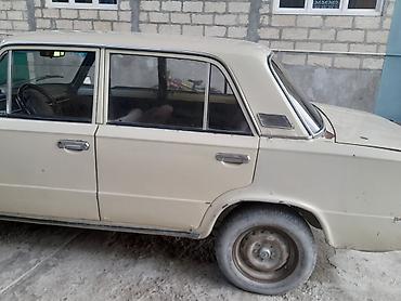 b klass: Lada 1500 (VAZ 2103) sedan – krem rəng Gövde və xarici: - 4 qapı — 2