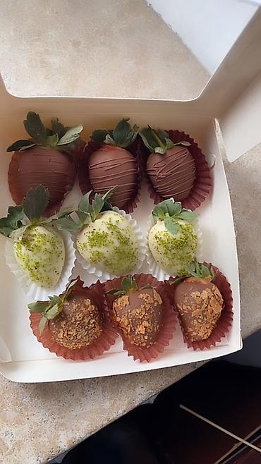 Кондитерские изделия, сладости: Клубника в шоколаде — набор ягод премиального размера, покрытых — 6