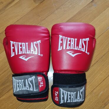 Əlcəklər: Qırmızı rəngdə olan bu Everlast boks əlcəkləri məşqlər və sparinglər